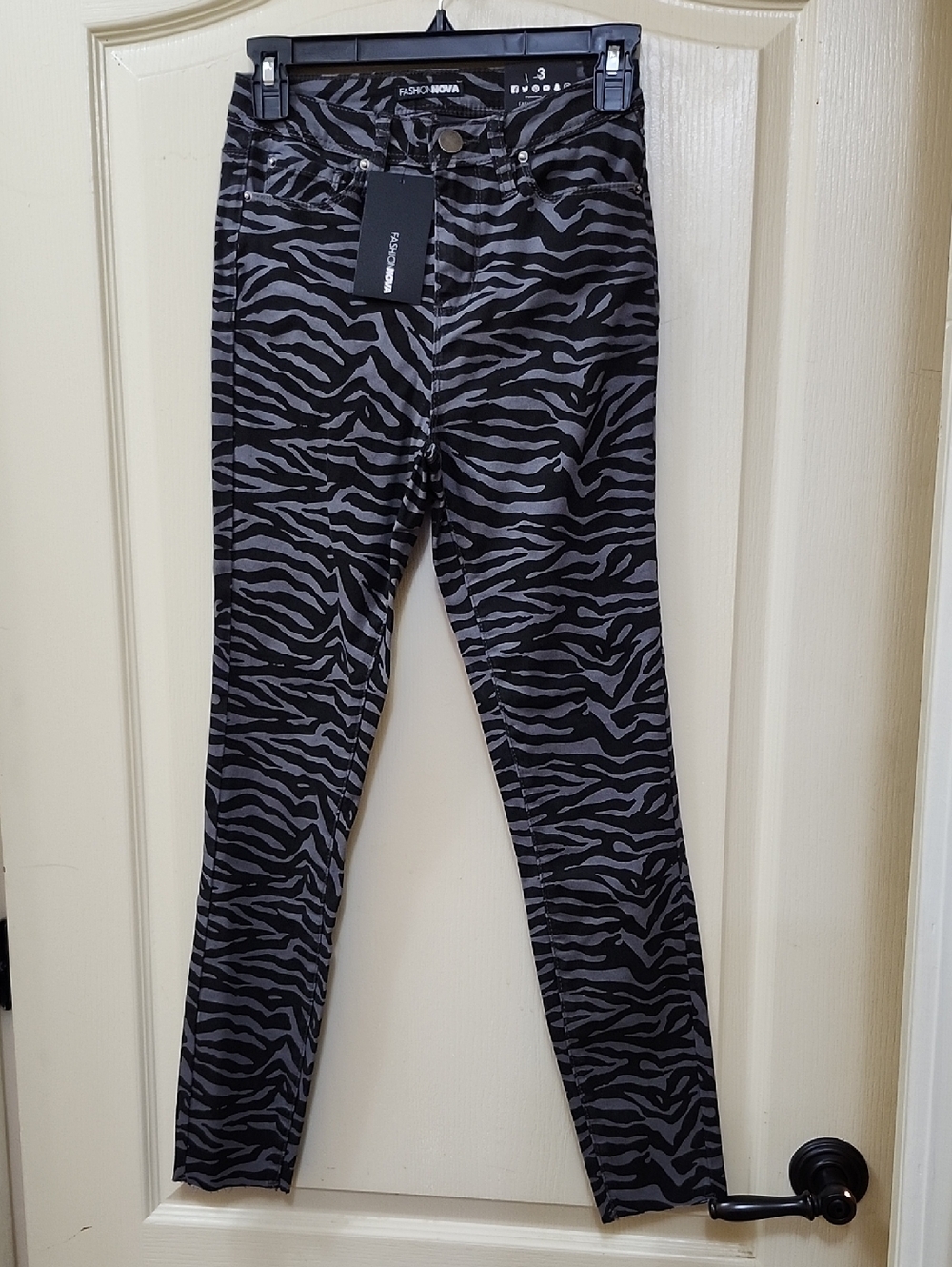FASHION NOVA BLACK AND GRAY ZEBRA PRINT SKINNY JEANS